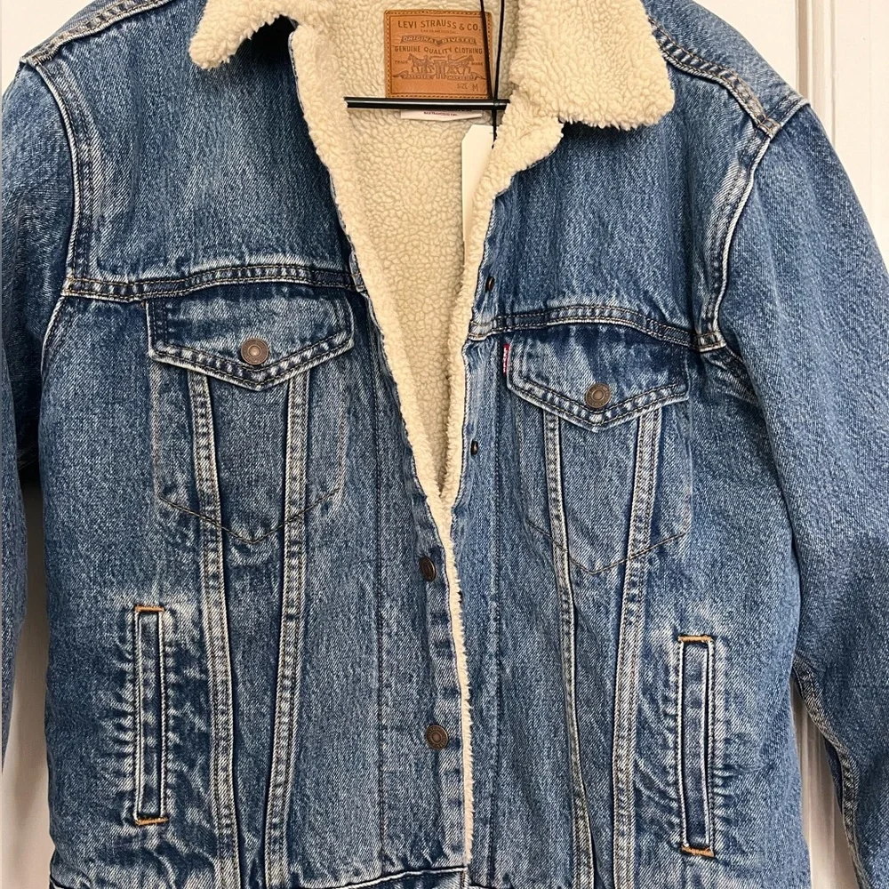 Levi’s Ex Boyfriend Sherpa Trucker Jean Jacket - Picture 5 of 8